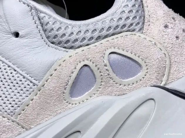 v2 Yeezy Adidas 700 Salt Boost EG7487 0513